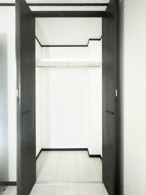 [@`Closet`@ǖʃN[[bg΃^XuKvȂAôȂXbLԂێł܂BꂽXy[XLɊpłBG߂̈ߗނ̕iȂǂՂ[o܂ˁ