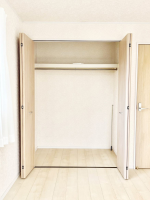 [@`Closet`@ǖʃN[[bg΃^XuKvȂAôȂXbLԂێł܂BꂽXy[XLɊpłBG߂̈ߗނ̕iȂǂՂ[o܂ˁ