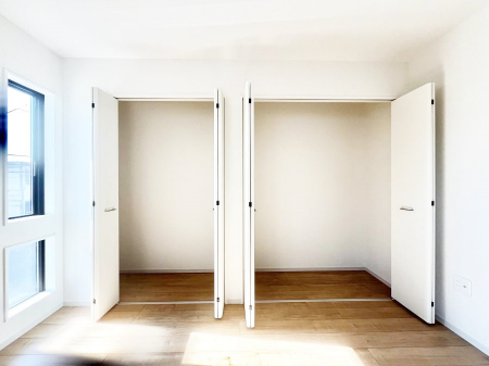 [@`Closet`@ǖʃN[[bg΃^XuKvȂAôȂXbLԂێł܂BꂽXy[XLɊpłBG߂̈ߗނ̕iȂǂՂ[o܂ˁ