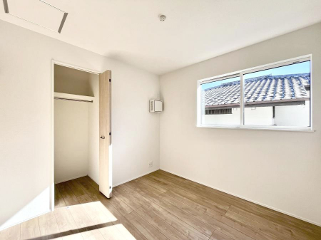 �Q���@�������S�������`Bed Room�`  �S�����ɂ͎��[�N���[�[�b�g�������I���i�g���̂��m���⏬���͂������A�G�ߕ��̂��m���Ȃǂ���������Ɛ������ڂ����܂������܂��B  ������Ԃ��L���g�p�ł��܂��ˁB