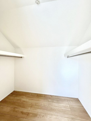 ���̑��@�������S�������`Walk-in Closet�`�@��������̗m���������Ă��V���ɂȂ�ɂ����E�H�[�N�C���N���[�[�b�g�B�m���ȊO�ɂ��A���i�g��Ȃ��Ɠd��X�[�c�P�[�X�A�X�g�b�N�i�Ȃǉ��ł��Еt����������Ԃł��B