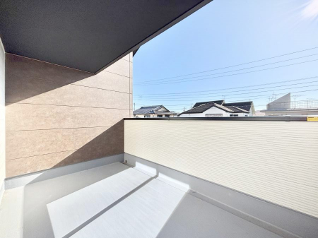 �o���R�j�[�@�������P�������`Balcony�`�@������̃o���R�j�[�̑O�ɂ͉_�ȊO�ɑ��z���Ղ���̂�����܂���B�����󕨂������₷���A����薾�邭�C�����̂������������Ă��܂��B�Ƒ��S�����̐��󕨂���C�Ɋ����܂��B