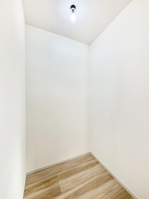 ���̑��@�������P�������`Walk-in Closet�`�@��������̗m���������Ă��V���ɂȂ�ɂ����E�H�[�N�C���N���[�[�b�g�B�m���ȊO�ɂ��A���i�g��Ȃ��Ɠd��X�[�c�P�[�X�A�X�g�b�N�i�Ȃǉ��ł��Еt����������Ԃł��B