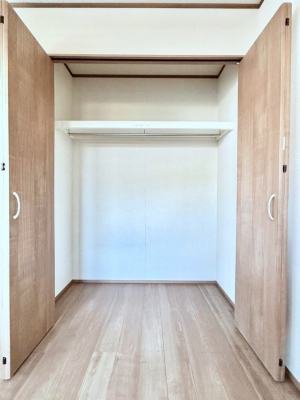 ���[�@������A�������`Closet�`�@�ǖʃN���[�[�b�g������΃^���X��u���K�v���Ȃ��A�o������̂Ȃ��X�b�L����Ԃ��ێ��ł��܂��B����ꂽ�X�y�[�X��L���Ɋ��p�ł������B��̕i�Ȃǂ����Ղ���[�o���܂��ˁ�