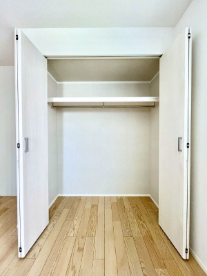 [@`Closet`@ǖʃN[[bg΃^XuKvȂAôȂXbLԂێł܂BꂽXy[XLɊpłBG߂̈ߗނ̕iȂǂՂ[o܂ˁ