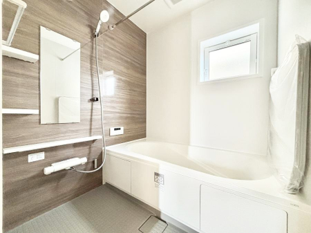 �����@�������Q�������`Bath Room�`�@���t���̃o�X���[���́A�̌������薾�邭�C�����̗ǂ���Ԃł��B�������邱�ƂŁA���C�����ǍD�B������芰����o�X���[���ŁA�����̃o�X�^�C�����y���݂ɂȂ肻���ł��B