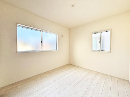 �q�������@�������Q�������`Bed Room�`�@�q�������͂��q�l�ɂƂ��đ�Ϗd�Ȗ���������܂��B�q����l�ŉ߂�����Ԃ�^���邱�ƂŁA�h���׋����Ԃ����R�Ƒ����܂����畔���̕Еt����|���Ȃǂ��������ƂɌq����܂��B