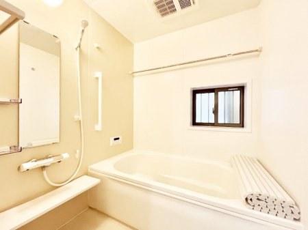 �����@������B�������`Bath Room�`�@���t���̃o�X���[���́A�̌������薾�邭�C�����̗ǂ���Ԃł��B�������邱�ƂŁA���C�����ǍD�B������芰����o�X���[���ŁA�����̃o�X�^�C�����y���݂ɂȂ肻���ł��B