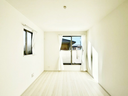 ���̑����ρ@������B�������`Bed Room�`�@2�ʍ̌����m�ۂ������邢�����́A���ʂ����ǂ��A��ϋ��S�n�̗ǂ���ԂƂȂ��Ă���܂��B�u�₩�ȕ��������ċN���钩�́A���K�����̎n�܂�ɁI���������ʕ����ƂĂ��ǂ��Z�܂���