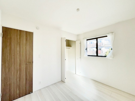 �Q���@������B�������`Bed Room�`  �����ɂ͎��[�N���[�[�b�g�������I���i�g���̂��m���⏬���͂������A�G�ߕ��̂��m���Ȃǂ���������Ɛ������ڂ����܂������܂��B  ������Ԃ��L���g�p�ł��܂��ˁB