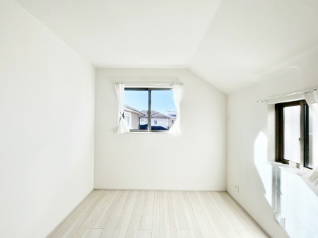 �q�������@������B�������`Bed Room�`�@�q�������͂��q�l�ɂƂ��đ�Ϗd�Ȗ���������܂��B�q����l�ŉ߂�����Ԃ�^���邱�ƂŁA�h���׋����Ԃ����R�Ƒ����܂����畔���̕Еt����|���Ȃǂ��������ƂɌq����܂��B