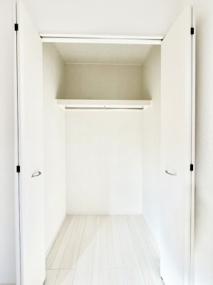 ���[�@������B�������`Closet�`�@�ǖʃN���[�[�b�g������΃^���X��u���K�v���Ȃ��A�o������̂Ȃ��X�b�L����Ԃ��ێ��ł��܂��B����ꂽ�X�y�[�X��L���Ɋ��p�ł������B�ߗނ��̕i�Ȃǂ����Ղ���[�o���܂��ˁ�