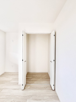 [@`Closet`@ǖʃN[[bg΃^XuKvȂAôȂXbLԂێł܂BꂽXy[XLɊpłBG߂̈ߗނ̕iȂǂՂ[o܂ˁ