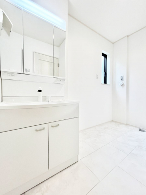 ̑@A`Dressing Room`@邭pE_[[Bgꏊ炱AKȋԂƂȂĂ܂BVv[hbT[̗pĂ܂̂ŁAVyɏo܂B