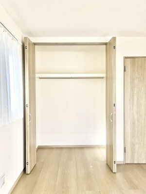 ���[�@������A�������`Closet�`�@�ǖʃN���[�[�b�g������΃^���X��u���K�v���Ȃ��A�o������̂Ȃ��X�b�L����Ԃ��ێ��ł��܂��B����ꂽ�X�y�[�X��L���Ɋ��p�ł������B�ߗނ��̕i�Ȃǂ����Ղ���[�o���܂��ˁ�