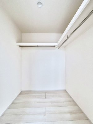 ̑@Q`Walk-in Closet`@̗mĂVɂȂɂEH[NCN[[bgBmȊOɂAigȂƓdX[cP[XAXgbNiȂǉłЕtԂłB