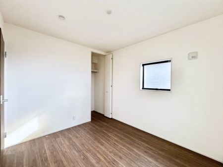 ���̑����ρ@�����`Bed Room�`�@�؂̉����肪�₳�����t���[�����O�͈��炬�������炷�v���C�x�[�g��ԁB����߂̃t���[�����O�ł��̂ŁA�ǎ��Ƃ��}�b�`���A���������X�ɍL�������Ă������ʂ��B