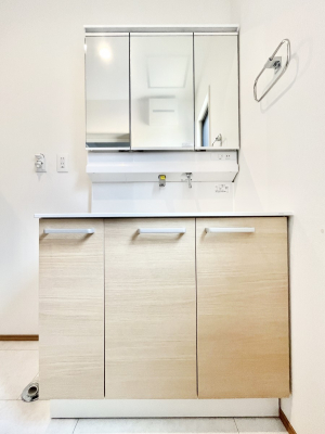 ʑEʏ@T`Dressing Room`@\ȑ傫̐ʑ͎[鎖ȂAgȂ݃`FbN⎕ȂǁA̍QԂłzeCNȃXy[Xŗ]TƂƂĒ܂B