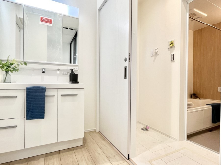 ̑@NO.19`Dressing Room`  \ȑ傫̐ʑ͎[鎖ȂAgȂ݃`FbN⎕ȂǁA̍QԂłzeCNȃXy[Xŗ]TƂƂĒ܂B