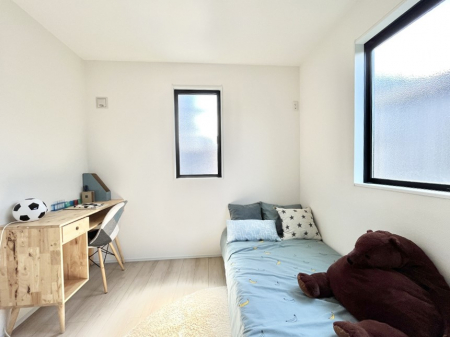 q@NO.19`Bed Room`@q͂qlɂƂđϏdȖ܂Bqlŉ߂Ԃ^邱ƂŁAh׋ԂRƑ܂畔̕Еt|ȂǂƂɌq܂B