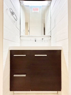 ʑEʏ@A`Dressing Room`@\ȑ傫̐ʑ͎[鎖ȂAgȂ݃`FbN⎕ȂǁA̍QԂłzeCNȃXy[Xŗ]TƂƂĒ܂B