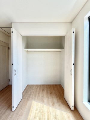 [@`Closet`@ǖʃN[[bg΃^XuKvȂAôȂXbLԂێł܂BꂽXy[XLɊpłBG߂̈ߗނ̕iȂǂՂ[o܂ˁ