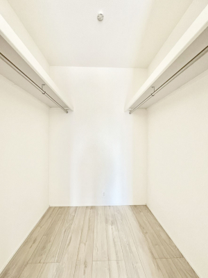 ̑@14`Walk-in Closet`@̗mĂVɂȂɂEH[NCN[[bgBmȊOɂAigȂƓdX[cP[XAXgbNiȂǉłЕtԂłB