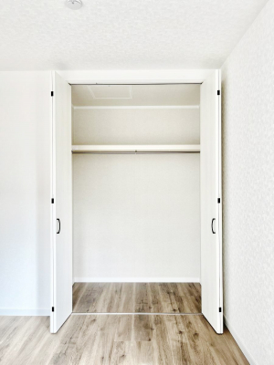 [@`Closet`@ǖʃN[[bg΃^XuKvȂAôȂXbLԂێł܂BꂽXy[XLɊpłBG߂̈ߗނ̕iȂǂՂ[o܂ˁ