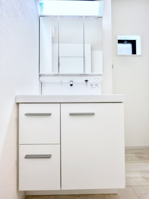 ʑEʏ@`Dressing Room`@\ȑ傫̐ʑ͎[鎖ȂAgȂ݃`FbN⎕ȂǁA̍QԂłzeCNȃXy[Xŗ]TƂƂĒ܂B
