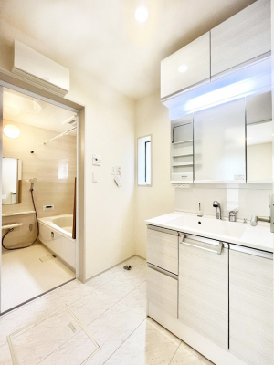 ʑEʏ@`Dressing Room`FœꂳĂƁAXbLƐۂ܂B̗ɂ͂ՂƎ[Xy[XWI  ́AVv@\dāB