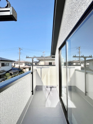 oRj[@`Balcony`@̃oRj[̑Oɂ͉_ȊOɑzՂ̂܂B󕨂₷A薾邭ĈĂ܂BƑS̐󕨂CɊ܂B