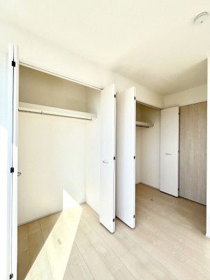 [@`Closet`@ǖʃN[[bg΃^XuKvȂAôȂXbLԂێł܂BꂽXy[XLɊpłBG߂̈ߗނ̕iȂǂՂ[o܂ˁ