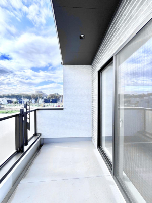 oRj[@`Balcony`@̃oRj[̑Oɂ͉_ȊOɑzՂ̂܂B󕨂₷A薾邭ĈĂ܂Bg₷JIȃoRj[ł