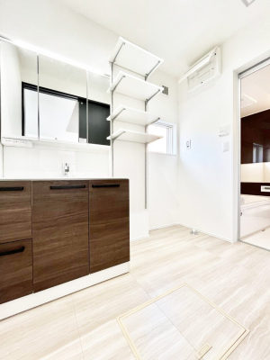 ̑@1`Dressing Room`  \ȑ傫̐ʑ͎[鎖ȂAgȂ݃`FbN⎕ȂǁA̍QԂłzeCNȃXy[Xŗ]TƂƂĒ܂B