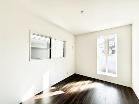 q@1`Bed Room`@q͂qlɂƂđϏdȖ܂Bqlŉ߂Ԃ^邱ƂŁAh׋ԂRƑ܂畔̕Еt|ȂǂƂɌq܂B