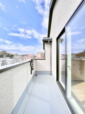 �o���R�j�[�@�������P�������`Balcony�`�@������̃o���R�j�[�̑O�ɂ͉_�ȊO�ɑ��z���Ղ���̂�����܂���B�����󕨂������₷���A����薾�邭�C�����̂������������Ă��܂��B�g���₷���J���I�ȃo���R�j�[�ł���