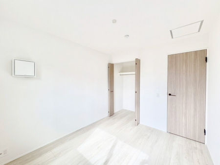 �Q���@�������Q�������`Bed Room�`  �S�����ɂ͎��[�N���[�[�b�g�������I���i�g���̂��m���⏬���͂������A�G�ߕ��̂��m���Ȃǂ���������Ɛ������ڂ����܂������܂��B  ������Ԃ��L���g�p�ł��܂��ˁB