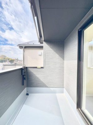 �o���R�j�[�@�������Q�������`Balcony�`�@������̃o���R�j�[�̑O�ɂ͉_�ȊO�ɑ��z���Ղ���̂�����܂���B�����󕨂������₷���A����薾�邭�C�����̂������������Ă��܂��B�Ƒ��S�����̐��󕨂���C�Ɋ����܂��B