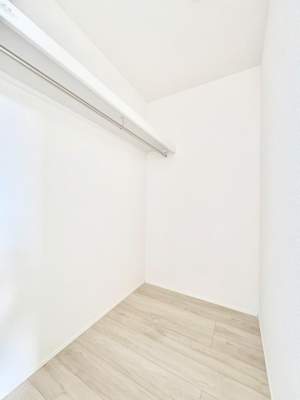 ���̑��@�������Q�������`Walk-in Closet�`�@��������̗m���������Ă��V���ɂȂ�ɂ����E�H�[�N�C���N���[�[�b�g�B�m���ȊO�ɂ��A���i�g��Ȃ��Ɠd��X�[�c�P�[�X�A�X�g�b�N�i�Ȃǉ��ł��Еt����������Ԃł��B