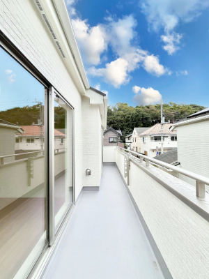 oRj[@`Balcony`@̃oRj[̑Oɂ͉_ȊOɑzՂ̂܂B󕨂₷A薾邭ĈĂ܂BƑS̐󕨂CɊ܂B