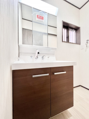 ʑEʏ@`Dressing Room`@\ȑ傫̐ʑ͎[鎖ȂAgȂ݃`FbN⎕ȂǁA̍QԂłzeCNȃXy[Xŗ]TƂƂĒ܂B