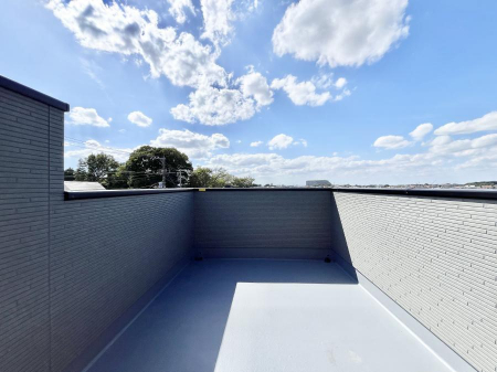 oRj[@P`Balcony`  傫ȋɈ͂܂ꂽĈƁBoRj[`ň|IȊJɕ܂܂B  oRj[͗z݂zc󕨂C悭Ƃł܂B