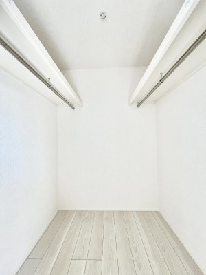 ̑@P`Walk-in Closet`@̗mĂVɂȂɂEH[NCN[[bgBmȊOɂAigȂƓdX[cP[XAXgbNiȂǉłЕtԂłB