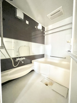 @`Bath Room`@͋C̗ŖɌătbVB芰oX[ŁÃoX^Cy݂ɂȂ肻łB