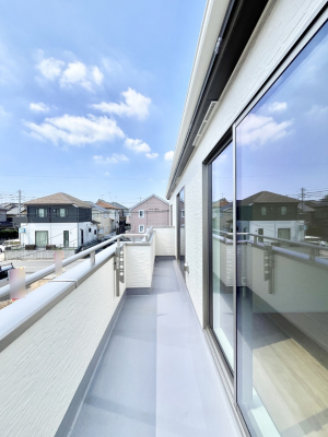 oRj[@A`Balcony`@傫ȋɈ͂܂ꂽĈƁBoRj[`ň|IȊJɕ܂܂BoRj[͗z݂zc󕨂C悭Ƃł܂B