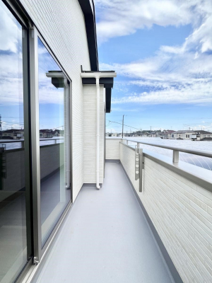 oRj[@`Balcony`@̃oRj[̑Oɂ͉_ȊOɑzՂ̂܂B󕨂₷A薾邭ĈĂ܂BƑS̐󕨂CɊ܂B