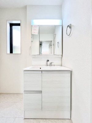 ʑEʏ@`Dressing Room`  FœꂳĂƁAXbLƐۂ܂B  ̗ɂ͂ՂƎ[Xy[XWI  ́AVv@\dāB