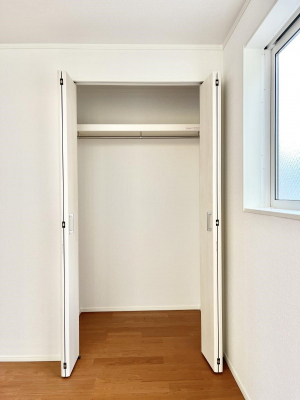 [@`Closet`@ǖʃN[[bg΃^XuKvȂAôȂXbLԂێł܂BꂽXy[XLɊpłBG߂̈ߗނ̕iȂǂՂ[o܂ˁ