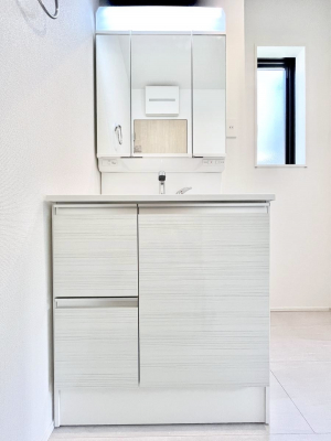 ʑEʏ@`Dressing Room`@\ȑ傫̐ʑ͎[鎖ȂAgȂ݃`FbN⎕ȂǁA̍QԂłzeCNȃXy[Xŗ]TƂƂĒ܂B