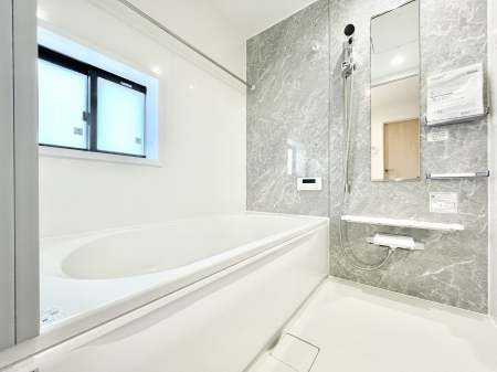 @P`Bath Room`@t̃oX[́Ǎ薾邭C̗ǂԂłB邱ƂŁACǍDB芰oX[ŁÃoX^Cy݂ɂȂ肻łB